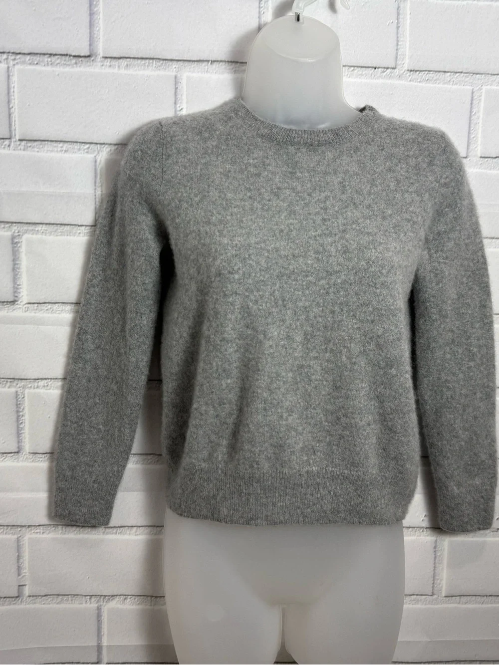 Quince 100% Mongolian Cashmere Crewneck Sweater Gray Size M Soft Luxury Knit